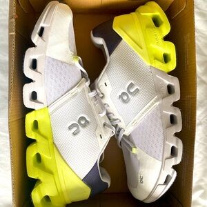 MENS On Running Cloudflyer 4 White/Hay Size: 9.5 *Never Been Worn*